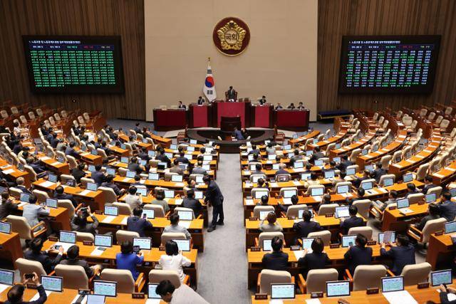 24일 국회 본회의에서 '노동조합 및 노동관계조정법 일부개정법률안(노란봉투법)'이 여당 주도로 통과되고 있다. 연합뉴스