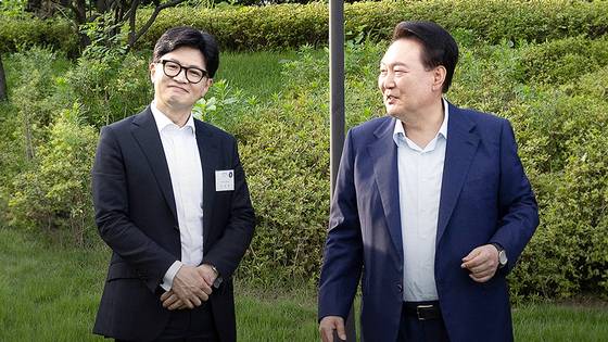 2024년 10월 용산 대통령실에서 만나 밝은 표정으로 대화를 나누고 있던 윤석열 대통령과 한동훈 당시 국민의힘 대표. 두 사람은 과연 어디서 처음 만났을까. 사진 대통령실