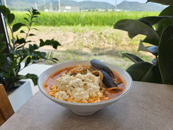 지난 21일 경북 경주시 천북면 성지리에 위치한 들녘한끼 1호점 성지콩밭의 시그니처 메뉴인 순두부짬뽕. 이 식당은 경주 식량작물 들녘특구에서 공동영농으로 생산한 우리밀과 콩으로 음식을 만든다. 사진 성지콩밭