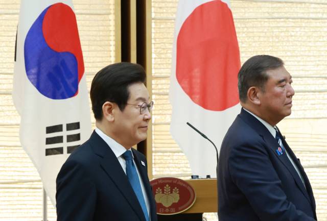 ▲ 이재명 대통령과 이시바 시게루 일본 총리가 지난 23일 일본 도쿄 총리 관저에서 열린 한일 정상 공동 언론 발표를 마친 뒤 이동하고 있다. 연합뉴스