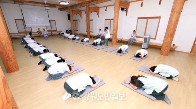 ▲ 지난 23일 열린 인제 내설악 백담사 템플스테이(템플스테이 연수원장 광일 스님)에서 참가자들이 프로그램에 참여하고 있다.