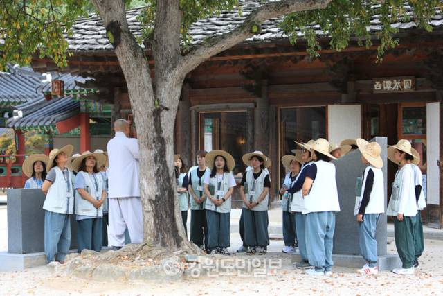 ▲ 지난 23일 열린 인제 내설악 백담사 템플스테이(템플스테이 연수원장 광일 스님)에서 참가자들이 프로그램에 참여하고 있다.