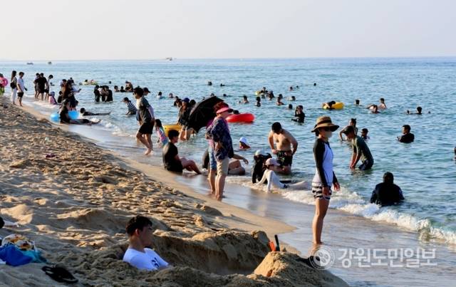 ▲ 해수욕장이 폐장했지만 지난 23일 강릉 경포해변은 더위를 날리기 위한 피서객들로 붐볐다.황선우 기자