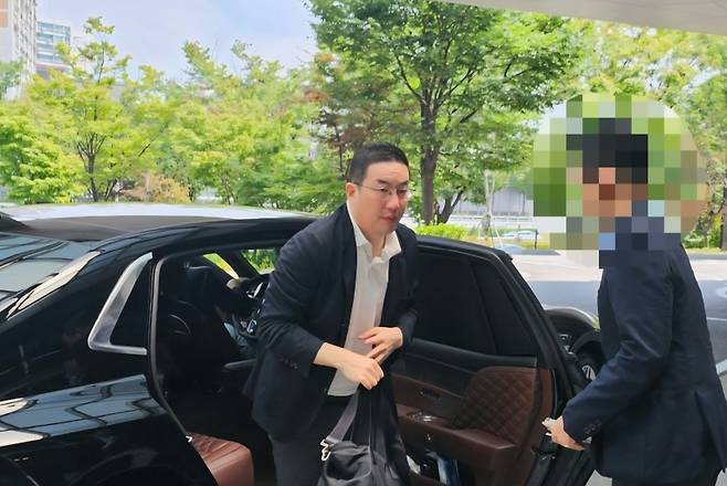 ▲ 구광모 LG그룹 회장이 오는 25일(현지시간) 미국 워싱턴DC에서 열리는 한미 정상회담 경제사절단에 동행하기 위해 24일 강서구 서울김포비즈니스항공센터(SGBAC)를 통해 출국하고 있다&nbsp;[연합뉴스]
