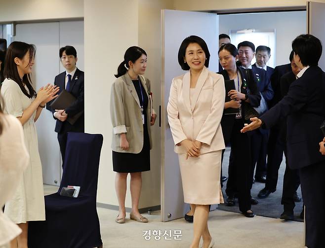 김혜경 여사가 24일 일본 도쿄 메지로대학 한국어학과에서 열린 ‘한국어공부, 꿈을 여는 시간’ 행사에 참석하고 있다. 김창길 기자