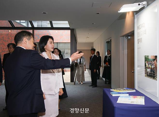 김혜경 여사가 24일 일본 도쿄 메지로대학 한국어학과에서 열린 ‘한국어공부, 꿈을 여는 시간’ 행사에 앞서 대학 관계자로부터 학과 관련 설명을 듣고 있다. 김창길 기자