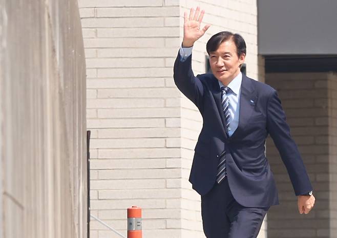 조국 조국혁신당 혁신정책연구원장이 24일 경남 양산시 하북면 평산마을 문재인 전 대통령 사저에서 내부로 이동하고 있다. 연합뉴스