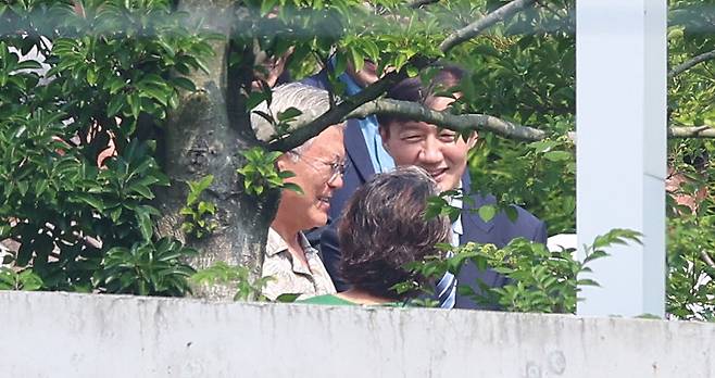 문재인 전 대통령(왼쪽), 김정숙 여사와 조국 조국혁신당 혁신정책연구원장이 24일 경남 양산시 하북면 평산마을 문 전 대통령 사저에서 기념 촬영 후 인사하고 있다. 연합뉴스