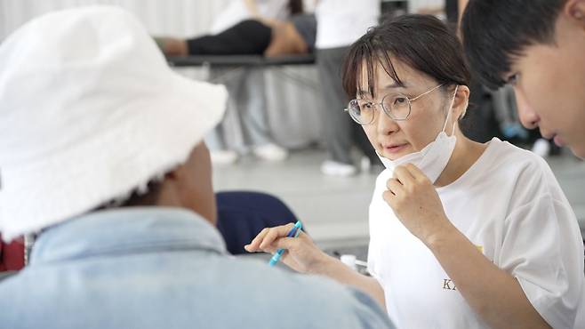 이지영(가운데) 고신대 의과대학 교수가 남아프리카지역에서 의료봉사를 하고 있다. 고신대대학교복음병원 제공