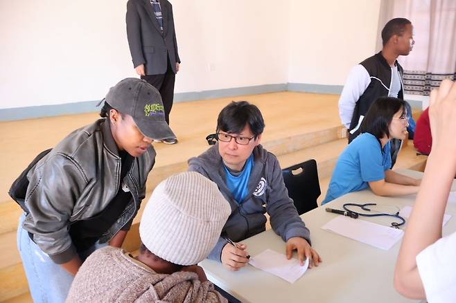 옥철호(가운데) 고신대학교복음병원 부원장이 남아프리카지역에서 의료봉사를 하고 있다. 고신대대학교복음병원 제공