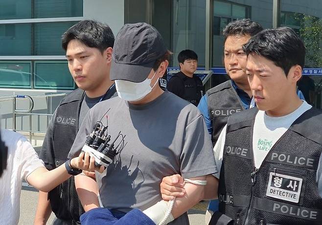피의자 A씨가 24일 오후 1시40분쯤 수원지법에서 열리는 구속 전 피의자 신문(영장실질심사)을 위해 경찰서 유치장을 나서고 있다. 뉴시스