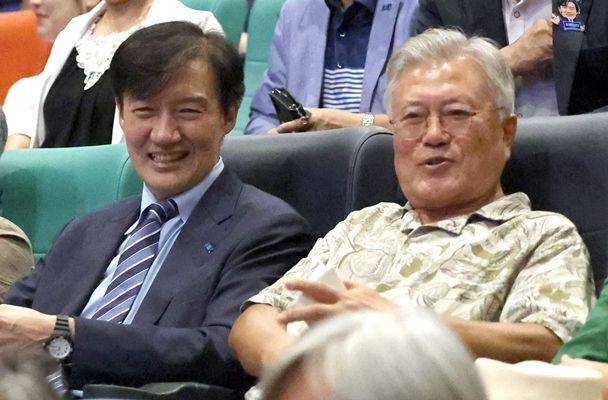 문재인 전 대통령과 조국 조국혁신당 혁신정책연구위원장 등이 24일 오후 경남 양산 물금읍 메가박스 양산증산점에서 영화 '다시 만날, 조국' 관람을 앞두고 객석에 앉아 있다. 연합뉴스