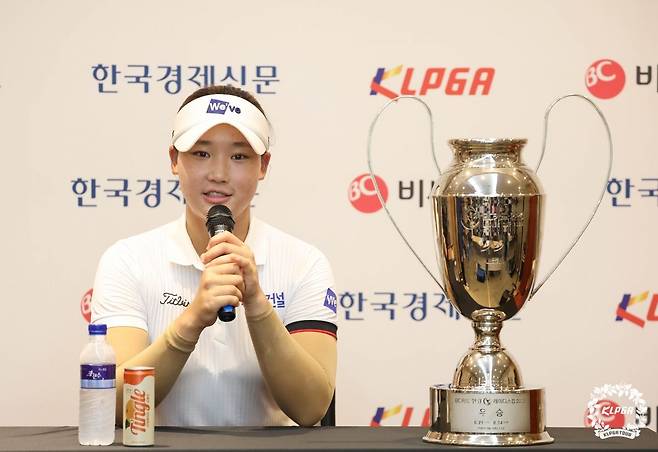 24일 경기도 포천시 포천힐스CC에서 열린 KLPGA투어 BC카드·한경 레이디스컵에서 우승한 김민솔이 공식 기자회견에서 질문에 답하고 있다. KLPGA