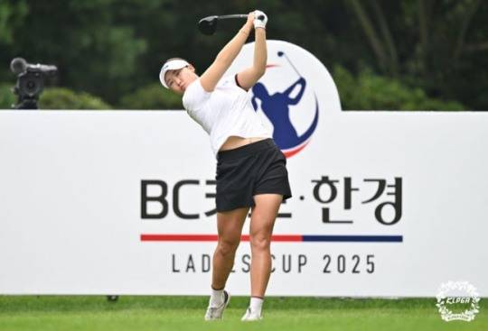 KLPGA 투어 BC카드·한경 레이디스컵 정상에 오른 김민솔. /KLPGA