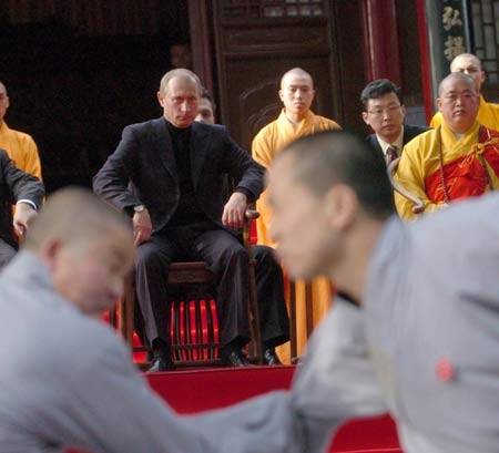 2006년 소림사를 방문한 러시아 블라디미르 푸틴 대통령이 스융신 주지와 함께 쿵푸시연을 관람하고 있다. [사진=바이두]