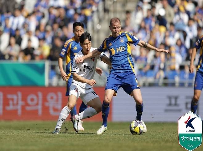 울산 HD 보야니치(사진 오른쪽). 사진=한국프로축구연맹