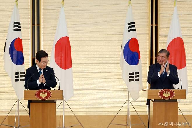 [도쿄=뉴시스] 고범준 기자 = 이재명 대통령과 이시바 시게루 일본 총리가 23일(현지 시간) 일본 도쿄 총리 관저에서 한일 공동언론발표를 마친 뒤 박수 치고 있다. 2025.08.23. bjko@newsis.com /사진=고범준