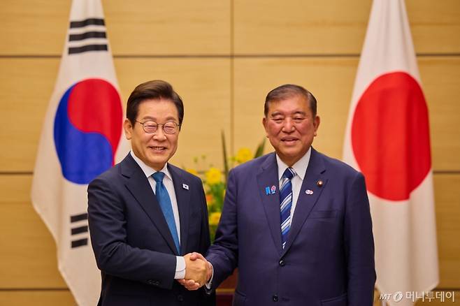 [도쿄=뉴시스] 고범준 기자 = 이재명 대통령과 이시바 시게루 일본 총리가 23일(현지 시간) 일본 도쿄 총리 관저에서 한일 소인수 정상회담 기념촬영을 하고 있다. (공동취재) 2025.08.24. bjko@newsis.com /사진=최동준