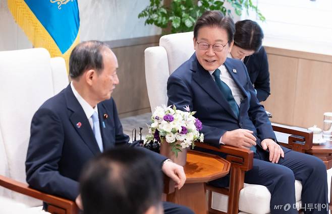 (서울=뉴스1) 이재명 기자 = 이재명 대통령이 30일 서울 용산 대통령실 청사에서 일한의원연맹 회장인 스가 요시히데 전 일본 총리를 접견하고 있다. (대통령실 제공. 재판매 및 DB금지) 2025.7.30/뉴스1  Copyright (C) 뉴스1. All rights reserved. 무단 전재 및 재배포,  AI학습 이용 금지. /사진=(서울=뉴스1) 이재명 기자