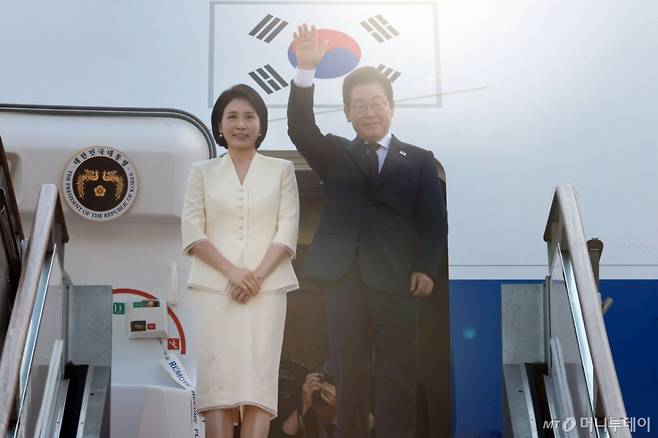 [성남=뉴시스] 고범준 기자 = 이재명 대통령과 김혜경 여사가 일본·미국 정상과 회담을 위해 23일 경기 성남 서울공항을 통해 출국하며 인사하고 있다. 2025.08.23. bjko@newsis.com /사진=고범준