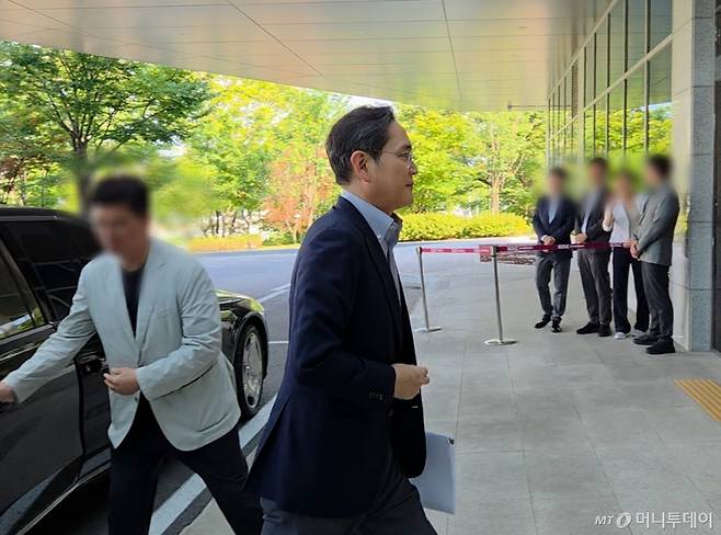 이재용 삼성전자 회장이 24일 오후 3시48분쯤 서울 김포 비즈니스 항공센터를 통해 미국으로 출국했다. 이 회장은 오는 25일(현지시간) 이재명 대통령과 도널드 트럼프 미국 대통령의 정상회담 일정에 경제사절단 일원으로 참여한다./사진=최지은 기자