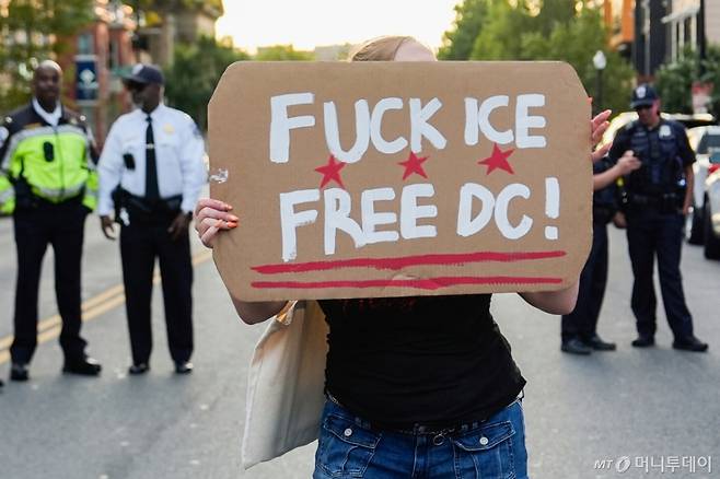 21일(현지 시간) 워싱턴에서 한 시민이 도널드 트럼프 대통령의 연방 법 집행기관·주 방위군 동원에 반대하며 시위를 벌이고 있다./AP=뉴시스