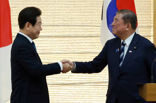 이재명 대통령과 이시바 시게루 일본 총리가 23일 일본 도쿄 총리 관저에서 열린 한일 정상 공동 언론 발표를 마친 뒤 악수하고 있다.  연합뉴스