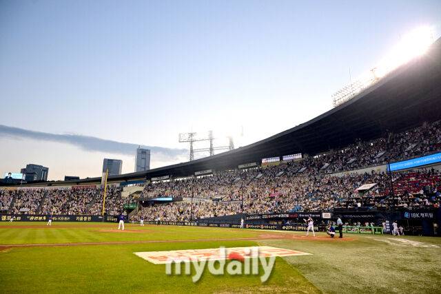 2025년 8월 9일 오후 서울 잠실구장에서 열린 '2025 신한 SOL뱅크 KBO 리그' 한화 이글스와 LG 트윈스의 경기가 매진됐다./마이데일리
