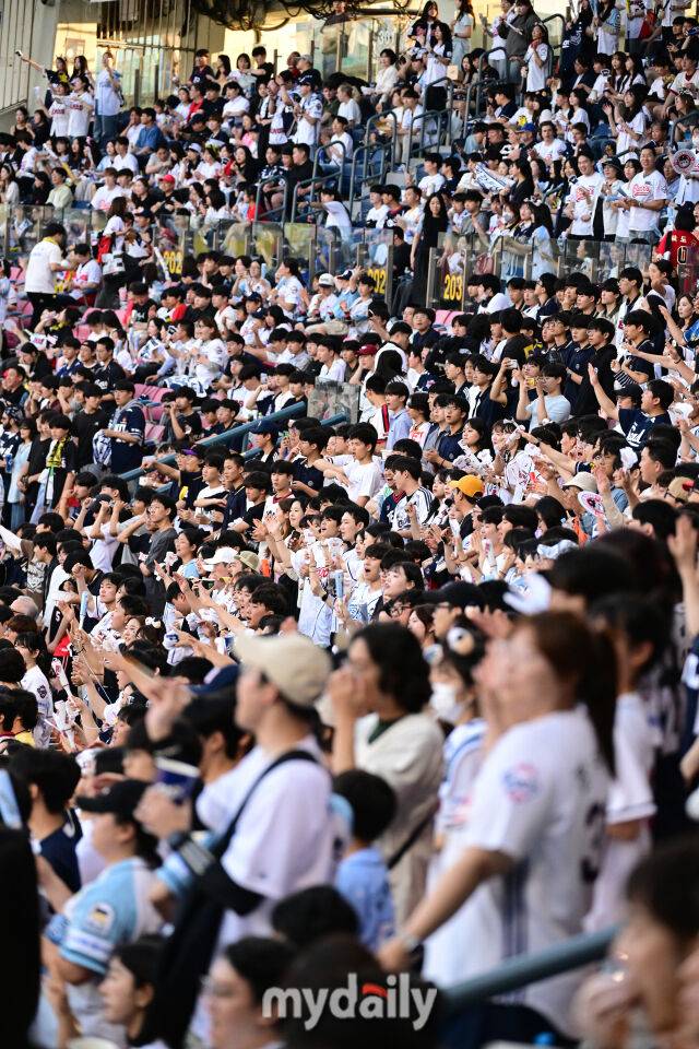 2025년 6월 5일 오후 서울 잠실구장에서 진행된 '2025 신한 SOL뱅크 KBO 리그' KIA 타이거즈와 두산 베어스의 경기. 야구 팬들이 응원하고 있다./마이데일리