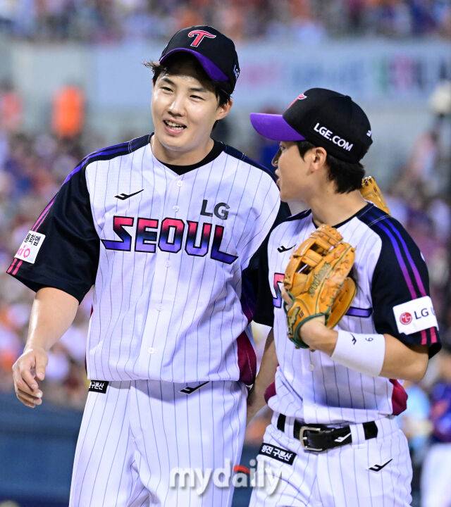 2025년 8월 8일 오후 서울 잠실구장에서 열린 '2025 신한 SOL뱅크 KBO 리그' 한화 이글스와 LG 트윈스의 경기. LG 선발투수 임찬규가 4회초 1사 1.2루서 한화 이재원을 병살타로 잡은 뒤 3루수 구본혁과 함께 기뻐하고 있다./마이데일리