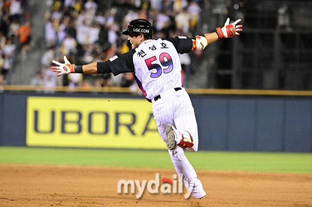 2025년 8월 8일 오후 서울 잠실구장에서 열린 '2025 신한 SOL뱅크 KBO 리그' 한화 이글스와 LG 트윈스의 경기. LG 천성호가 연장 10회말 1사 만루서 끝내기 안타를 친 뒤 포효하고 있다./마이데일리