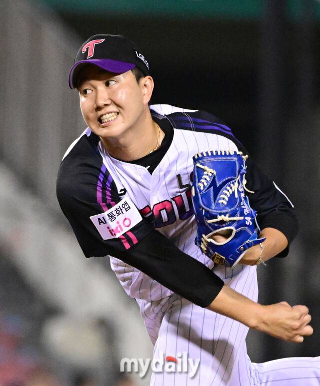 2025년 8월 8일 오후 서울 잠실구장에서 열린 '2025 신한 SOL뱅크 KBO 리그' 한화 이글스와 LG 트윈스의 경기. LG 유영찬이 9회초 구원등판해 역투하고 있다./마이데일리