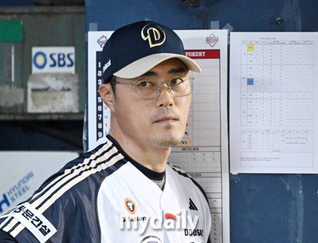 22일 오후 서울 잠실야구장에서 진행된 '2025 프로야구 KBO리그' 두산베어스와 KT위즈의 경기. 두산 조성환 감독대행이 선수들을 지켜보고 있다./마이데일리
