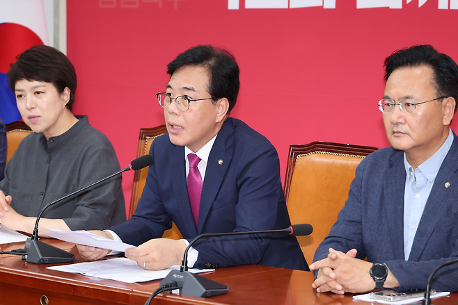 국민의힘 송언석 비상대책위원장 겸 원내대표가 24일 서울 여의도 국회에서 기자간담회를 열어 ‘노동조합 및 노동관계조정법 일부개정법률안(노란봉투법)’ 본회의 처리 등과 관련해 발언하고 있다. [연합]