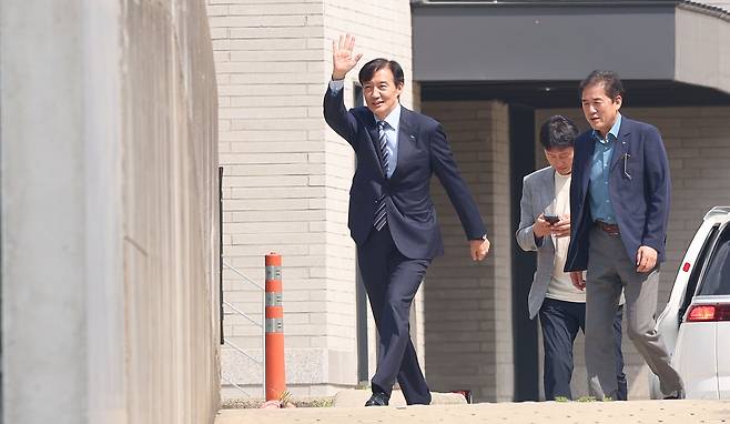 조국혁신당 조국 혁신정책연구위원장이 24일 오후 경남 양산시 하북면 평산마을 문재인 전 대통령 사저에서 내부로 이동하고 있다. [연합]