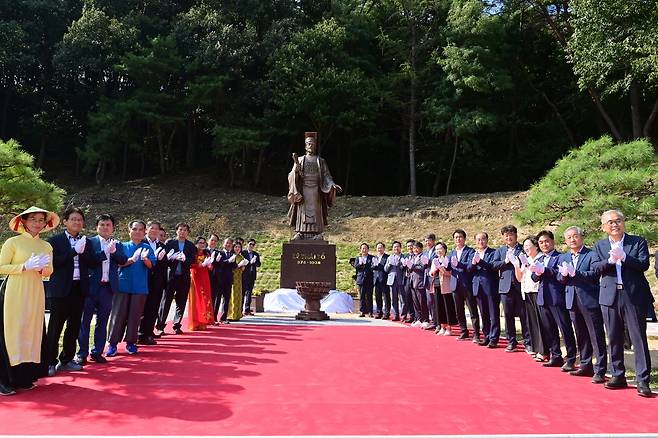 24일 경북 봉화에서 열린 한국-베트남 글로벌 교류 행사에서 참석자들이 베트남 리왕조의 시조인 리태조의 동상 제막식을 하고 있다[봉화군 제공]