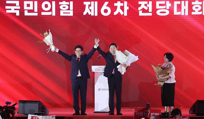 지난 22일 충북 청주오스코에서 열린 국민의힘 제6차 전당대회에서 당대표 결선투표에 오른 김문수·장동혁 후보가 당원들에게 인사하고 있다. [연합]
