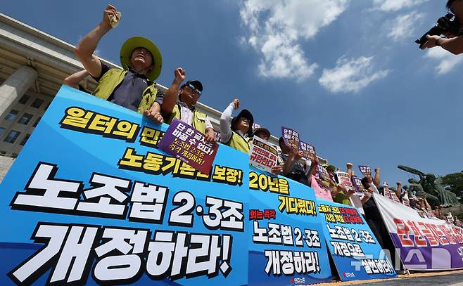 [서울=뉴시스] 조성우 기자 = 민주노총 전국건설산업노동조합연맹 조합원들이 22일 오전 서울 여의도 국회 본청 앞 계단에서 열린 '단 한글자도 바꿀 수 없다' 노조법 2.3조 개정안 통과 촉구 기자회견에서 구호를 외치고 있다. 2025.08.22. xconfind@newsis.com