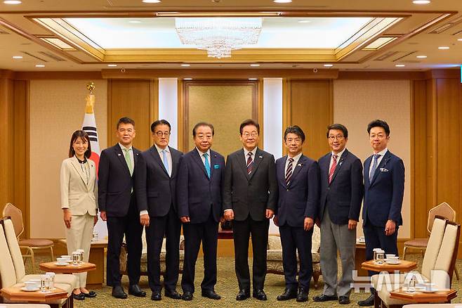 [도쿄=뉴시스] 고범준 기자 = 이재명 대통령이 24일 일본 도쿄의 한 호텔에서 노다 입헌민주당 대표를 비롯한 의원단을 접견하며 기념촬영을 하고 있다. (공동취재) 2025.08.24. bjko@newsis.com