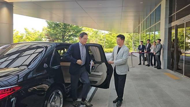 [서울=뉴시스]이재용 삼성전자 회장은 24일 서울 강서구 서울김포비즈니스항공센터(SGBAC)를 통해 출국했다. photo@newsis.com *재판매 및 DB 금지