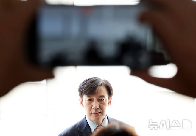[부산=뉴시스] 하경민 기자 = 조국 전 조국혁신당 대표가 24일 부산 중구 민주공원에서 넋기림마당(추념의장)을 참배한 뒤 취재진과 질의응답을 하고 있다. 2025.08.24. yulnetphoto@newsis.com