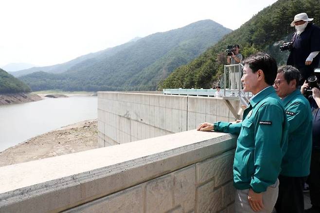 [춘천=뉴시스] 24일 김진태 강원특별자치도지사(사진)는 이날 강릉 오봉저수지를 방문한 자리에서  이번 강릉지역 가뭄 대응에 대해“예비비 25억 원을 투입해 인접 시군의 긴급 급수지원을 위한 급수차 임차료 지원 계획”을 밝혔다.강원특별자치도 제공. *재판매 및 DB 금지