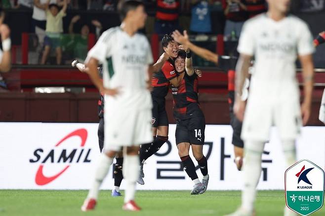 [서울=뉴시스]K리그1 포항 박승욱 득점포. (사진=한국프로축구연맹 제공)