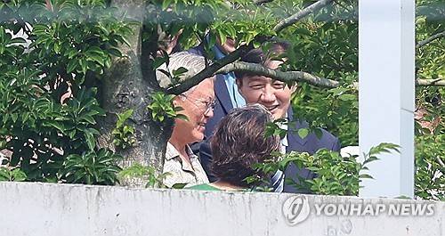 문재인 전 대통령과 김정숙 여사를 만난 조국혁신당 조국 혁신정책연구원장 [연합뉴스 제공]