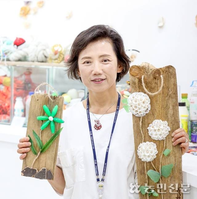 6년 전부터 바다에 버려진 물건으로 작품을 만들어온 전향숙 작가.
