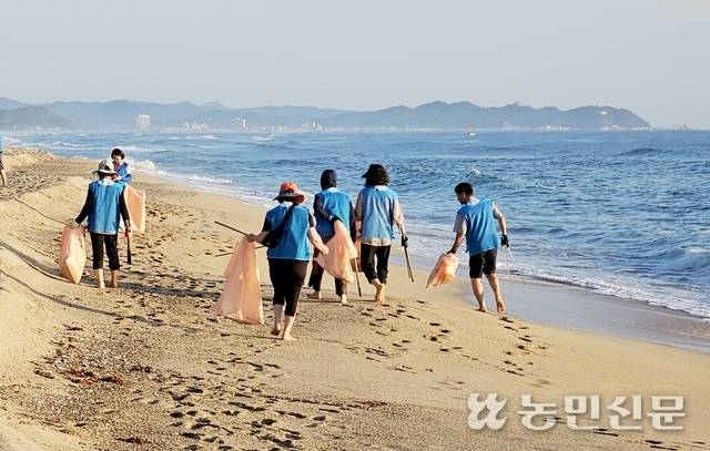강원 고성 플로깅 단체 ‘맨발행복’은 여름이면 매주 해변에 모여 쓰레기를 줍는다.
