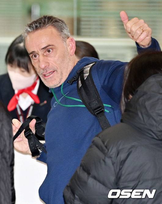 [OSEN=인천공항, 민경훈 기자] 카타르 월드컵에서 한국 축구를&nbsp;12년 만이자 방문 대회 사상 두 번째&nbsp;16강으로 이끈 파울루 벤투 감독(53)이&nbsp;13일 오후 인천국제공항을 통해 포르투갈로 출국했다. 파울루 벤투 감독이 출국장으로 향하며 팬들에게 인사를 하고 있다. 2022.12.13 /rumi@osen.co.kr