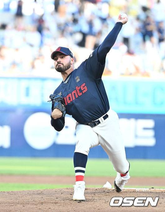 [OSEN=창원, 이석우 기자] 23일 창원NC파크에서 2025 신한 SOL 뱅크 KBO 리그 NC 다이노스와 롯데 자이언츠의 경기가 열렸다. 홈팀 NC는 김녹원이, 방문팀 롯데는 감보아가 선발 출전했다. 롯데 자이언츠 선발투수 감보아가 역투하고 있다. 2025.08.23 / foto0307@osen.co.kr