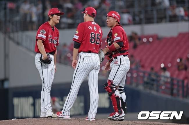 KIA 이의리가 위기를 맞이하자 이동걸 코치가 마운드에 올랐다. /OSEN DB