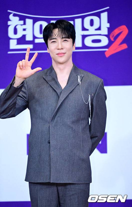 [OSEN=최규한 기자] 12일 오후 서울 상암동 누리꿈스퀘어 비즈니스타워에서 MBN '현역가왕2' 종영기념 기자간담회가 열렸다.'현역가왕2’는 박서진이 총점&nbsp;4574점을 기록하며 최종 우승을 차지했다. 이어 진해성-에녹-신승태-김준수-최수호-강문경이 차례로 톱7을 완성했다.&nbsp;가수 에녹이 포토타임을 하고 있다. 2025.03.12 / dreamer@osen.co.kr